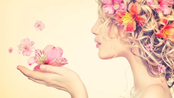 Девушка с красивыми волосами на белом фоне