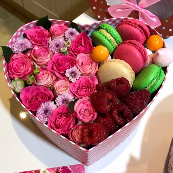 Подарочная коробка с цветами и сладостями