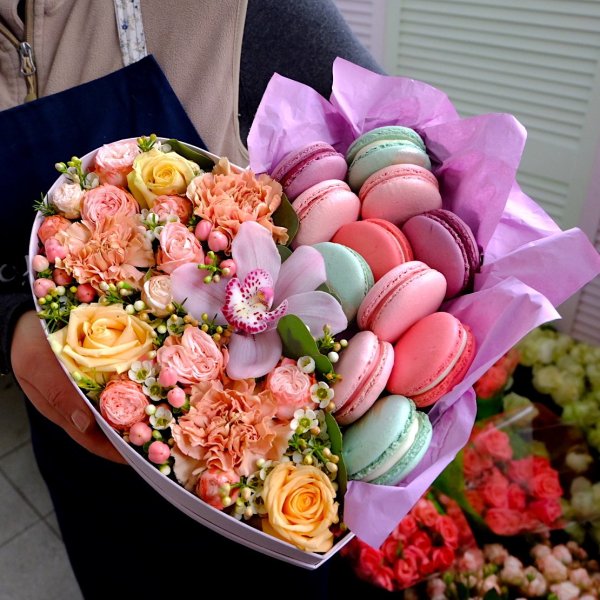 Букет из цветов и макарун