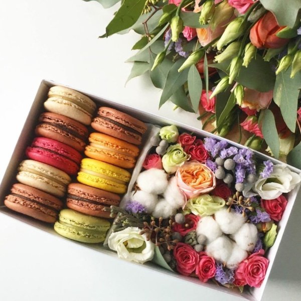 Букет с цветами и сладостями