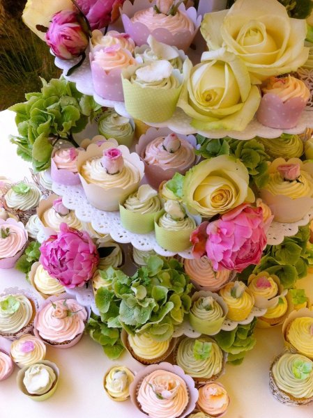 Букет цветов и сладости