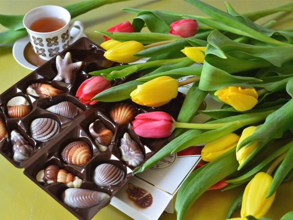 Шоколадные конфеты и цветы