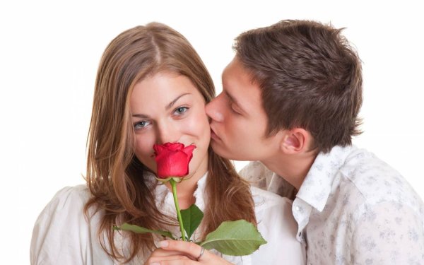 Парень дарит девушке цветы