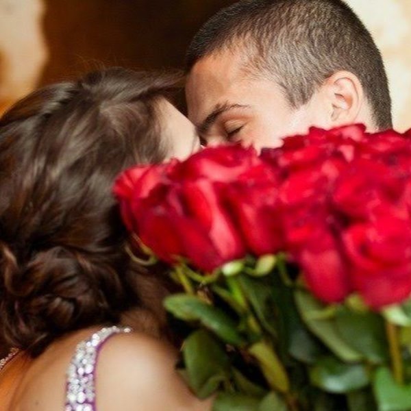 Влюбленные в цветущем саду