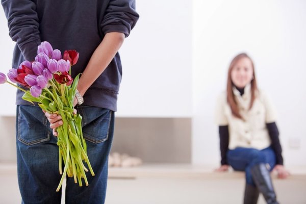 Парень дарит девушке цветы