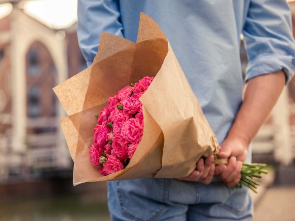 Парень дарит букет