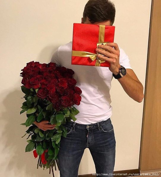 Мужчина дарит подарок женщине