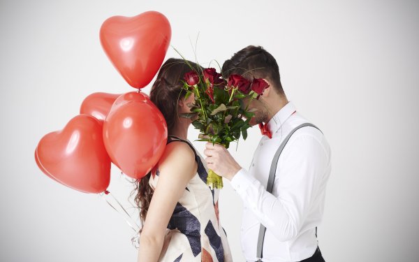 Мужчина дарит подарок женщине