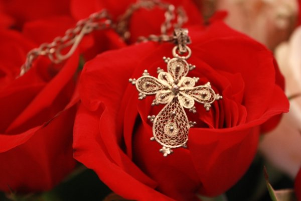 Эскиз тату роза с крестом