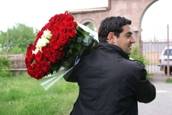Армяне дарят цветы