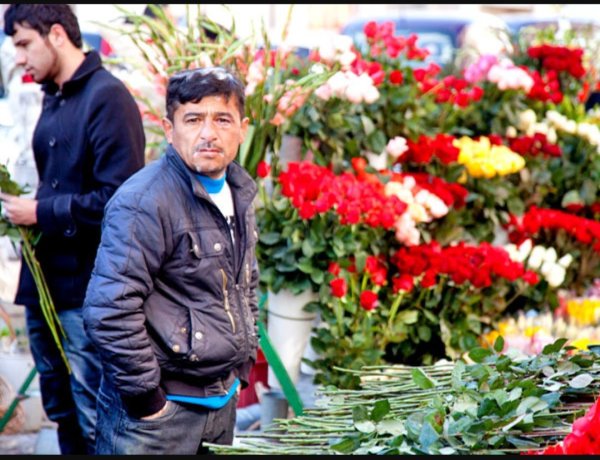 Армянин с розами