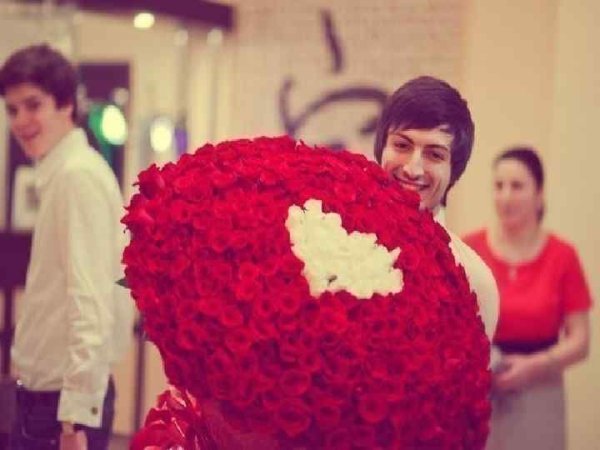 Кавказские парни с цветами