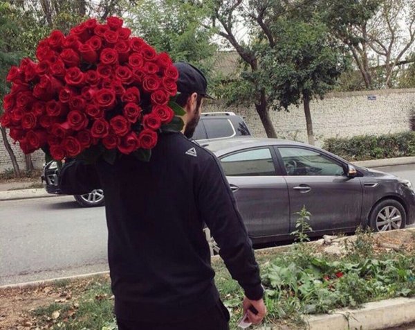 Кавказец с цветами