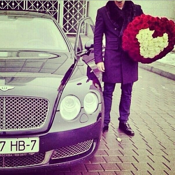 Парень возле машины с цветами