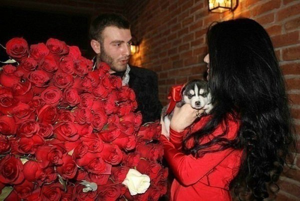 Роза в руке мужчины