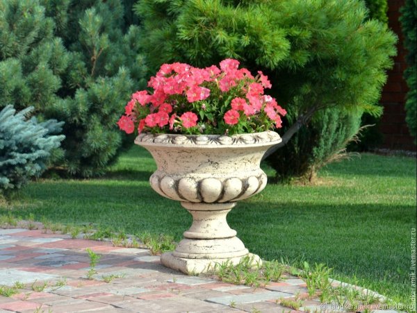 Вазоны уличные