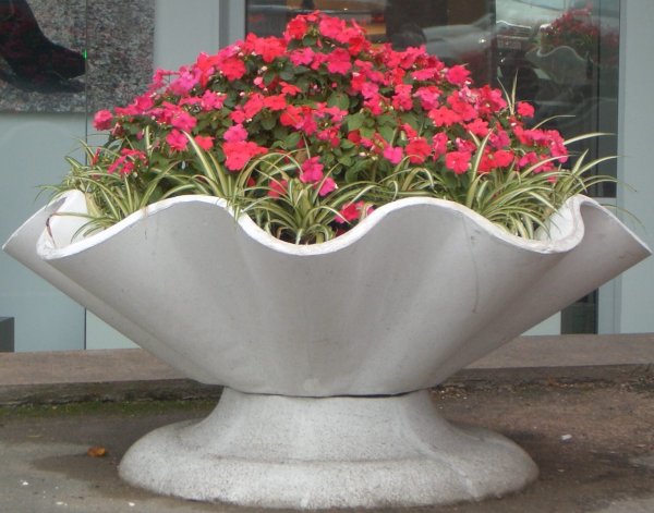 Цветочные вазоны уличные