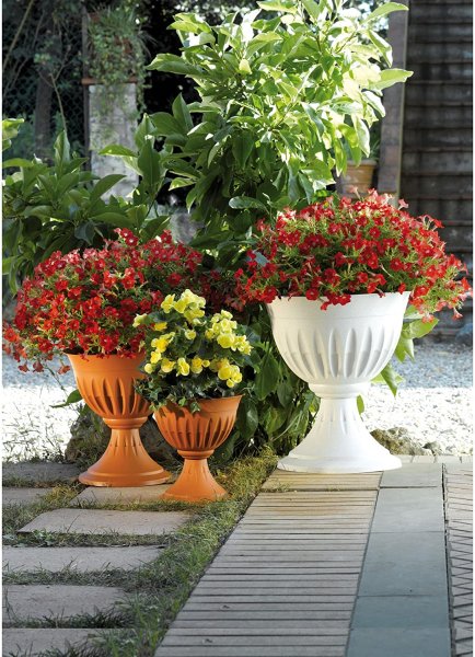 Садовые вазоны для цветов