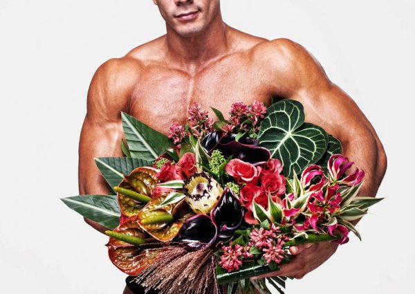 Красивый мужчина с цветами