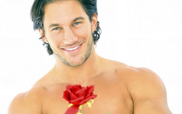 Несколько мужчин с цветами