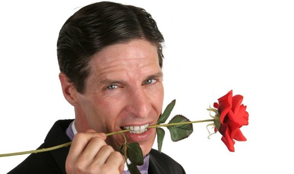 Красивый парень с цветами