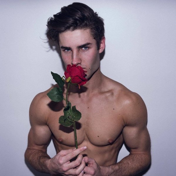 Мужчина в цветах секси