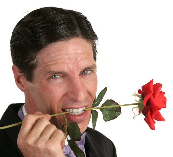 Смешной мужчина с цветами