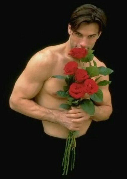 Мужчина с букетом роз