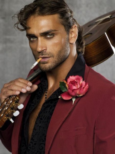 Голый мужчина с цветами