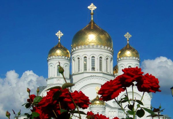 Цветы на фоне церкви