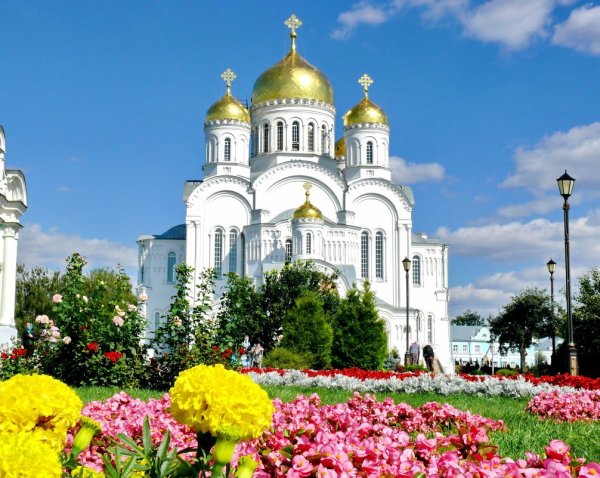 Цветы в Дивеевском монастыре