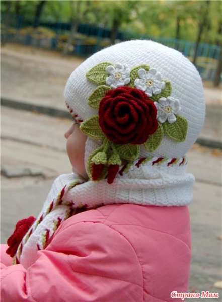 Шапочка с цветами для девочки