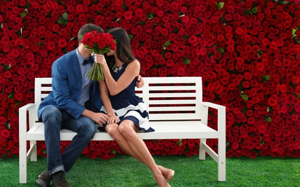 Мужчина дарит цветы женщине