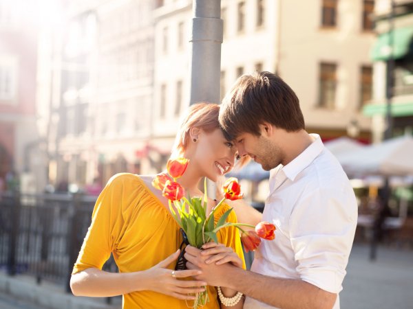 Влюбленные с цветами