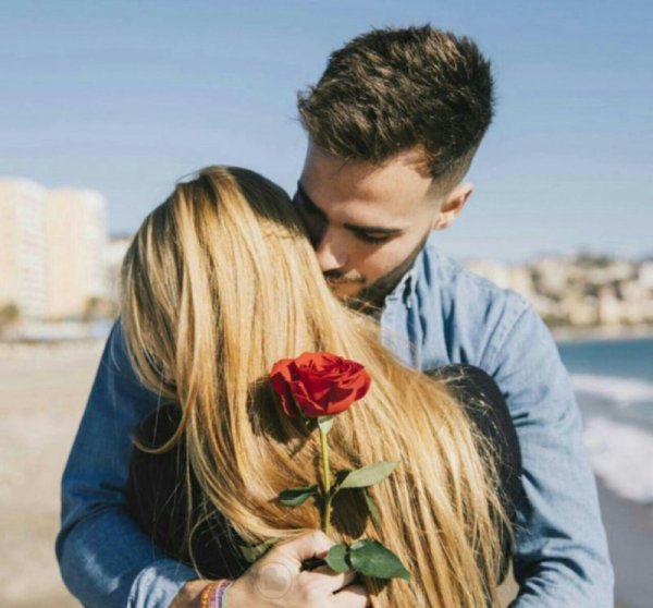 Влюбленные с цветами