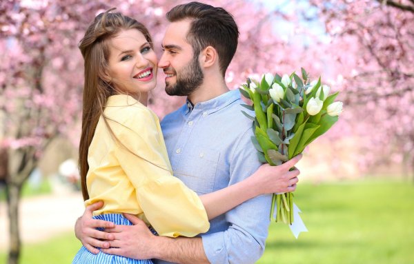 Парень дарит девушке цветы