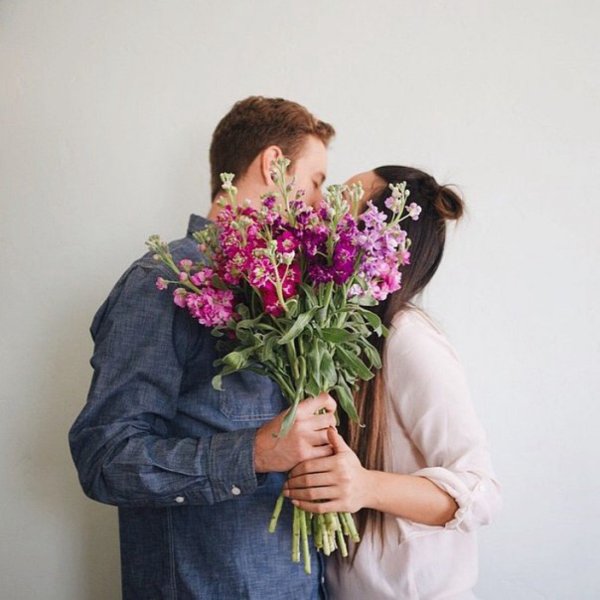 Влюбленные с цветами