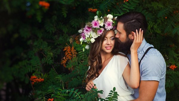 Парень и девушка в поле