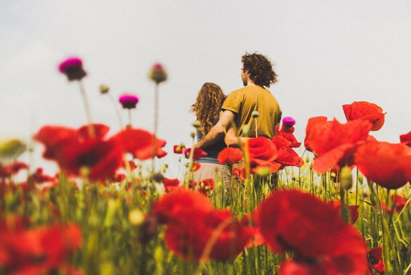 Влюбленные с цветами