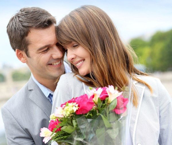 Влюбленные в цветущем саду