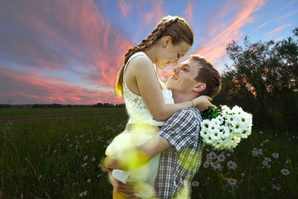 Влюбленная пара с цветами