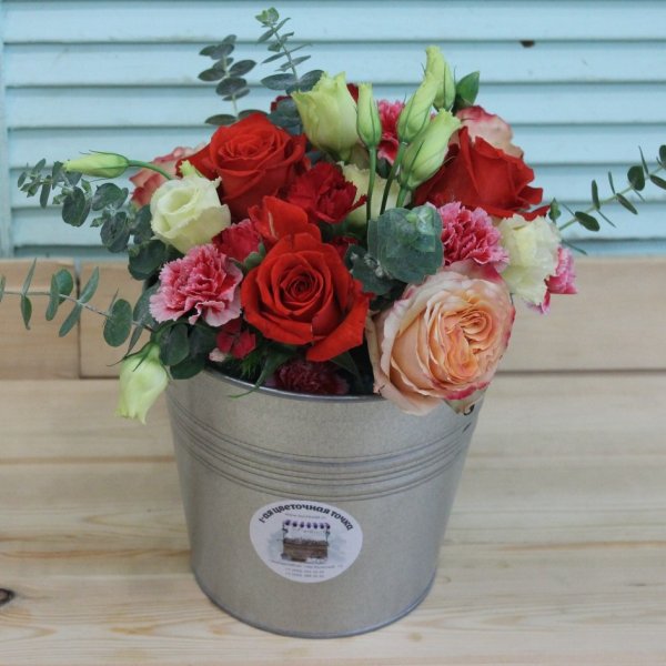 Букет роз в ведре