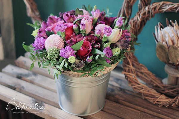 Цветы в ведерке