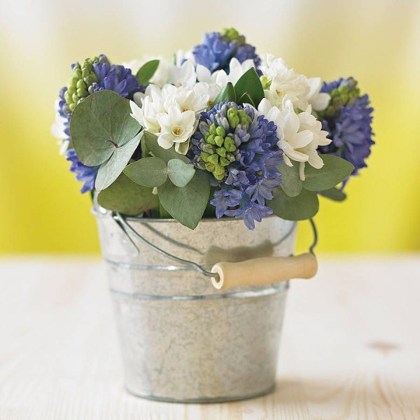 Цветочная композиция в ведерке