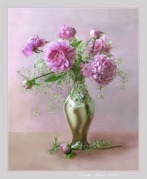 Изящные цветы в вазе