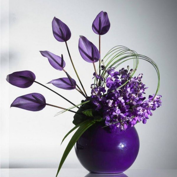 Фиолетовые цветы в вазе