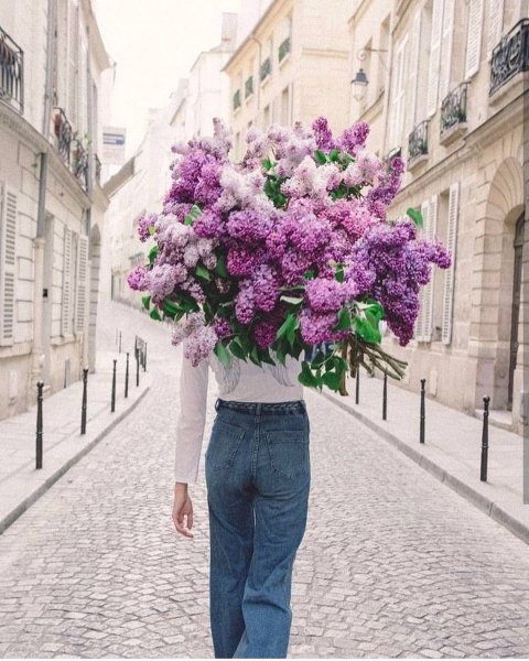 Девушка с охапкой цветов