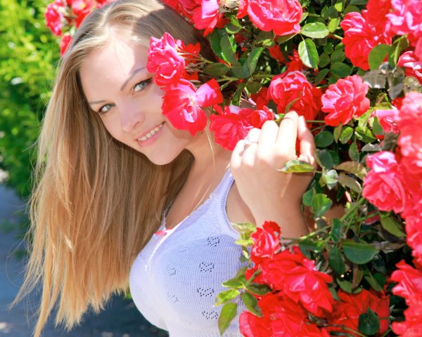 Красивые блондинки с цветами