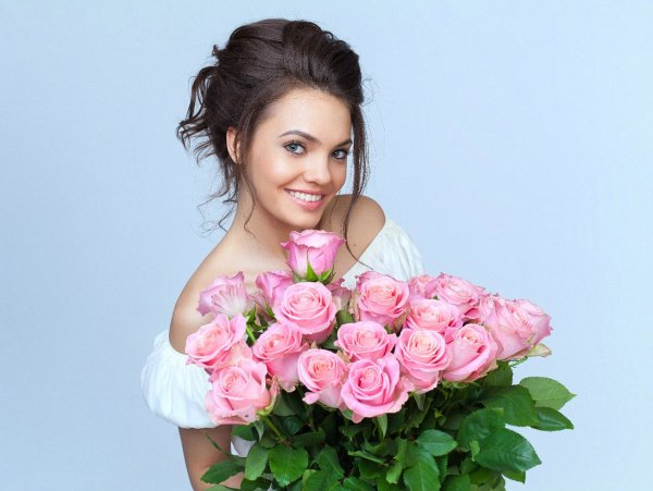 Девушка с букетом роз