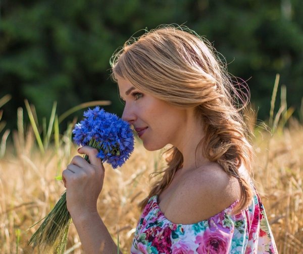 Девушка с васильками
